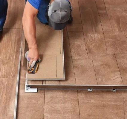 La tarima flotante es una opción moderna y versátil para quienes buscan renovar su hogar o espacio de trabajo con estilo y comodidad. Este tipo de suelo se caracteriza por su fácil instalación, ya que no requiere adhesivos ni clavos. Las láminas de la tarima flotante se ensamblan entre sí, creando una superficie continua que se adapta perfectamente a cualquier tipo de subsuelo.